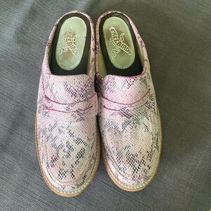Freebird Monalisa Pink Snake Slide-On Loafers Sz 7